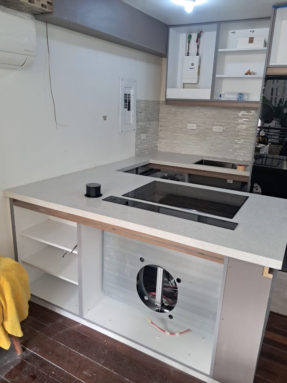 Cocina moderna con encimera de cuarzo blanco estelar